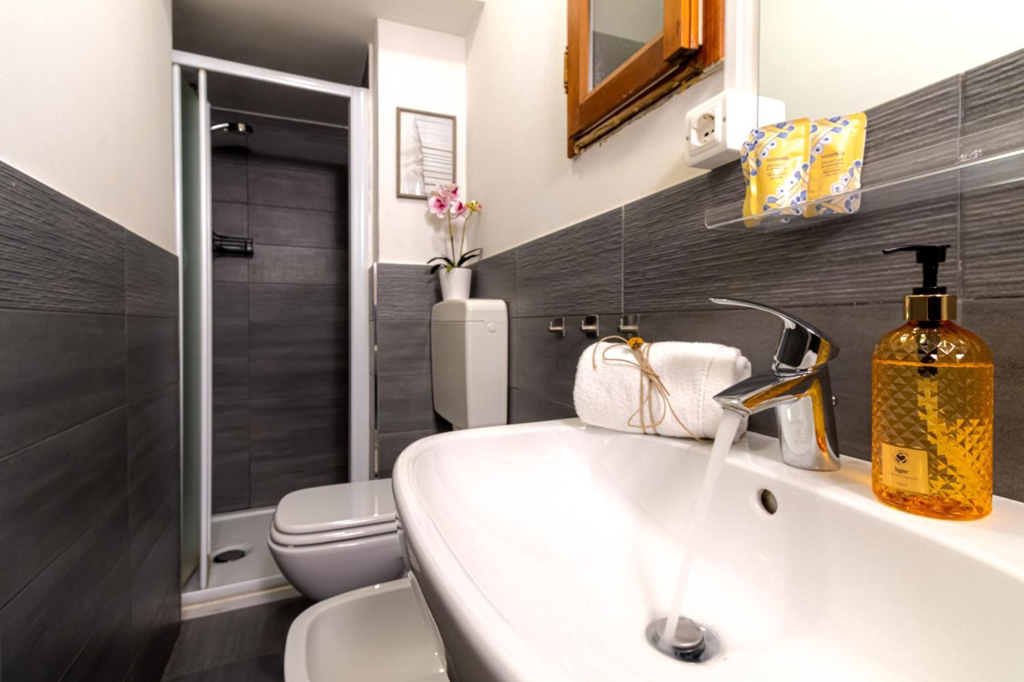 Charming Frescoed Loft Daire Bolonya Dış mekan fotoğraf